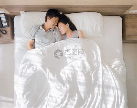 恩爱的夫妻睡在床上高清图片下载 正版图片305272510 摄图网