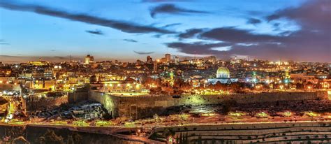 ירושלים הייתה בשלטון בית אומיה עד לשנת 750, ולאחר מכן, בשלטון לחליפות בית עבאס עד לשנת 969, אז עברה ירושלים לידי השושלת הפאטמית. Judyjsthoughts: תמונה לסלון ירושלים