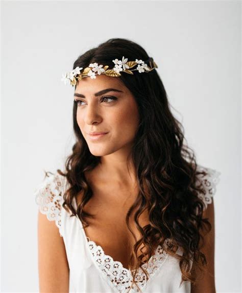 La diadema se ha convertido en el accesorio de moda estrella de esta temporada, por lo que no es de extrañar que sea uno de los más solicitados por novias e invitadas. Tiara Margarita | Tocados de novia, Tiaras para novia y ...
