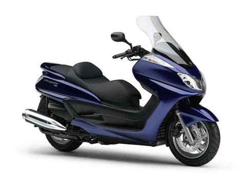 The yamaha yp400 majesty is a fair bit heavier than the 250, but has beefed up suspension and a much more touring biased set of bodywork panels. YAMAHA MAJESTY 400 (2004-on) Review | MCN