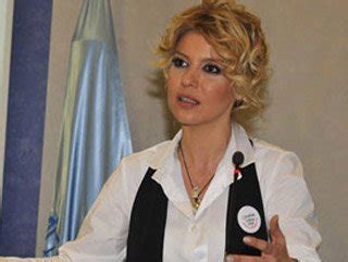 2014 yılında ise habertürk tv genel yayın yönetmeni erhan çelik ile evlenip 2016 yılında boşandı. Gülben Ergen Aslen NERELİ , kimdir , kaç yaşında - Aslen ...