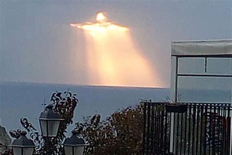 Incredible moment image of Jesus appears in the clouds during beautiful ...