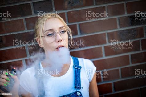 Moderne Mädchen Im Freien Rauchen Vaping Elektronische Zigarette Machen Große Rauchwolke