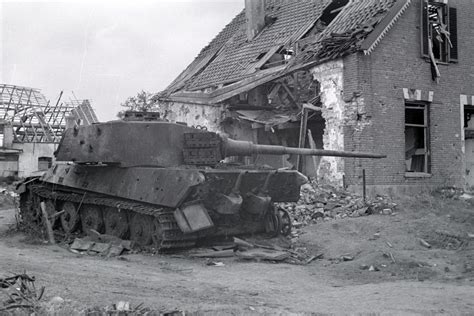 Немецкий танк Королевский тигр подбитый во время освобождения