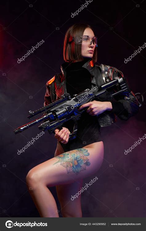 Sexy soldado femenino con piernas desnudas y gafas posando en el humo fotografía de stock