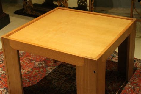 Italian wood furniture offers the highest standards. Cassina, Mid-Century Modern Italian Design Square Light Wood Coffee Table For Sale at 1stDibs