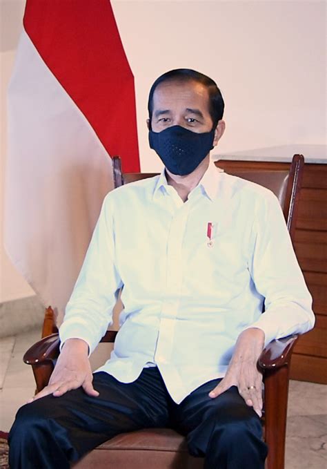 No matter what background your photo currently has, with this template you can easily replace it with a better one. FOTO Presiden Beri Sambutan untuk Kedatangan Vaksin Covid-19