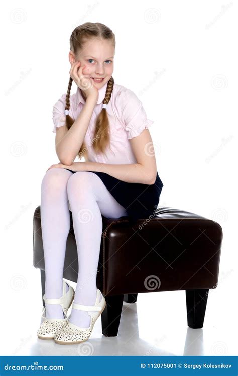 Mädchenschulmädchen Mit Den Langen Zöpfen Auf Der Couch Sitzen