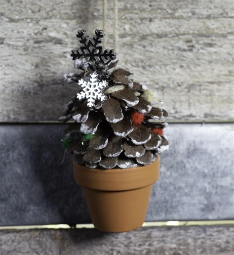 4 Beautiful Diy Pine Cone Christmas Ornaments Sew Very Crafty
