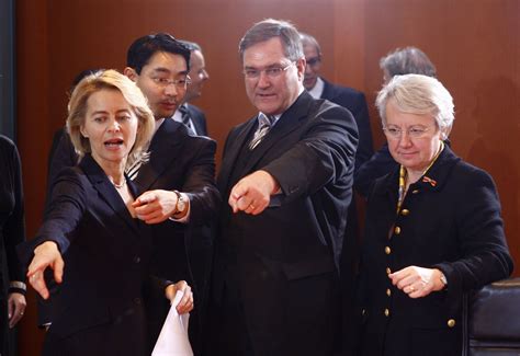 Ursula gertrud von der leyen (german: Rücktritt des Arbeitsministers: Von der Leyen als Jung ...