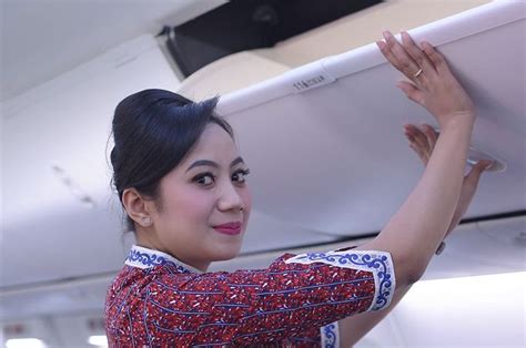 5 Fakta Seragam Pramugari Lion Air Dari Garis Biru Vertikal Hingga Model Belahan Samping