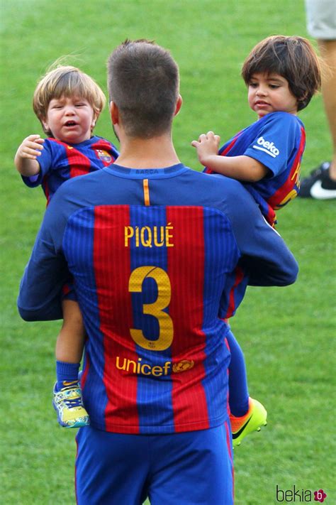 How cute is sasha piqué mebarak tho. Gerard Piqué con Milan y Sasha en el Camp Nou en el ...