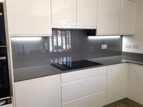 Our toughened glass panels are made to measure, so we can make small splashbacks for use behind a sink or oven, or cover long stretches of wall to line up perfectly with your counters, cupboards and work surfaces. Image result for ikea kitchen voxtorp | Cozinhas modernas ...
