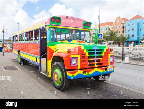 Autobús Escolar Pintado De Colores Vivos Utilizados Como Autobuses