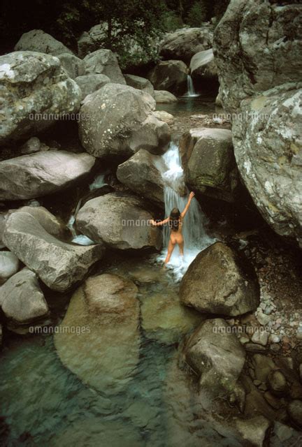 裸で川に入る女性 年 写真素材ストックフォト画像イラスト素材アマナイメージズ