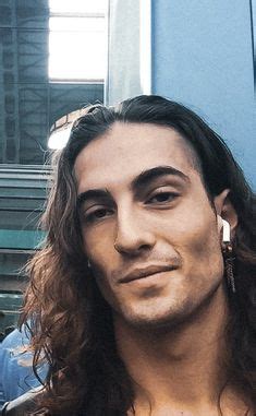 Chi è damiano david cantante dei maneskin? In realtà è tua madre che ti dice che a pranzo ci sarà la ...