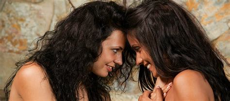 Mujeres Morenas Lesbianas Mirada Sensual Sonrientes Cabello