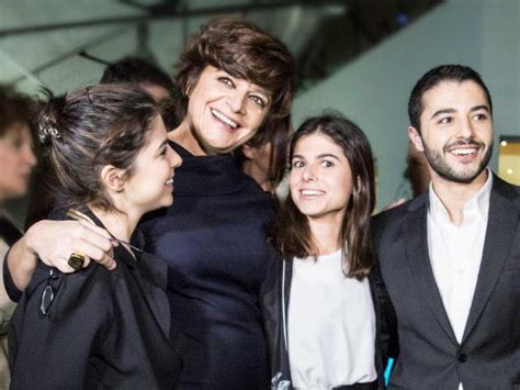 A criança que movimentou centenas de pessoas para o mato foi encontrada. 1/26 - Júlia Pinheiro com os filhos - Lançamento de «Júlia ...