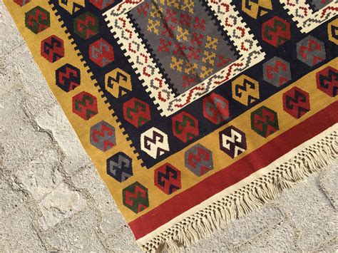 Ein dünner teppich eignet sich aufgrund der geringen florhöhe für nahezu jeden wohnbereich und lässt sich vielseitig einsetzen. Kaufen Sie antiken super dünnen Teppich 130cmx172cm ...
