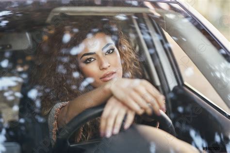 Прекрасная молодая арабичная женщина в красивой белой машине глядя в окно араб девчонка в