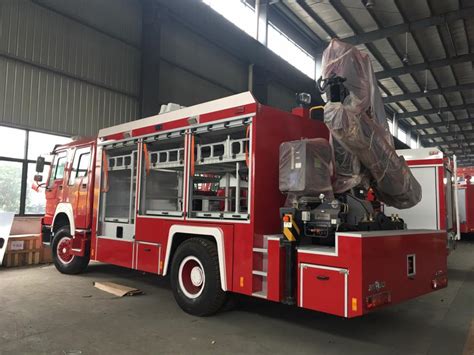 42 Diesel Rescue Fire Truck With Crane Emergency Fire Fighting Truck