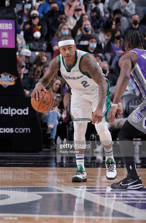 Isaiah Thomas Of The Dallas Mavericks Brings The Ball Up The Court News Photo Getty Images