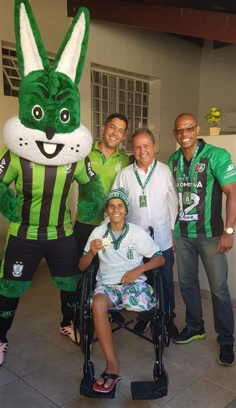 A arquibancada estava vazia, por conta das precauções contra o. Mascote do América-MG visita jovem que teve perna amputada ...
