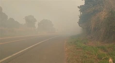 Fumaça invade pista após queimada às margens de rodovia Itapetininga