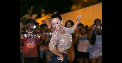 Viviane Araujo Usou Uma Blusa Transparente No Ensaio Do Salgueiro Para O Carnaval Purepeople
