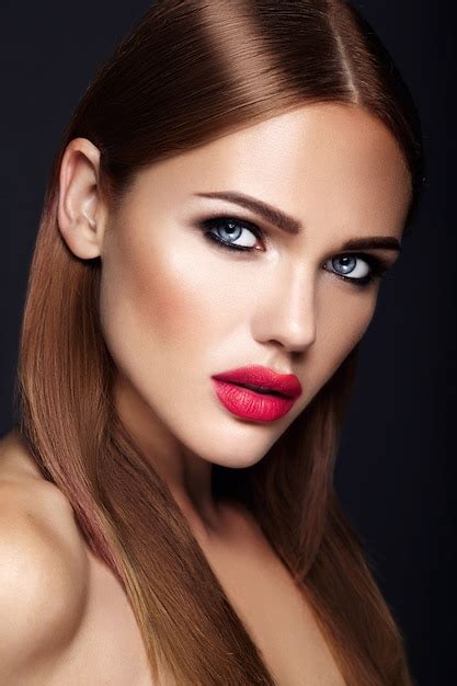 portrait de modèle de belle femme avec maquillage de soirée et coiffure romantique lèvres