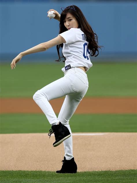 Hwang S First Pitch Garotas Asiáticas Garotas Beisebol