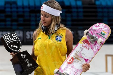 Un rider realiza una acrobacia red bull. Toyota do Brasil anuncia patrocínio de atletas brasileiros ...