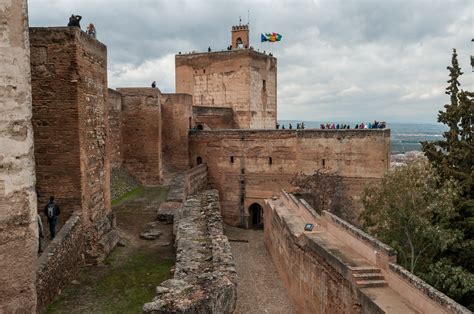 El alojamiento se ubica a 15 minutos a pie de museo de la alhambra y a 1.3 km de isla medjumbe. File:Alcazaba in Alhambra, Granada (7076755831).jpg - Wikimedia Commons