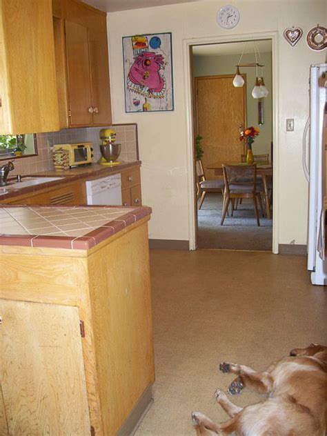 Shows how to remove old tile kitchen countertop in 4 fairly easy steps. Should Karen replace her original ceramic tile kitchen ...