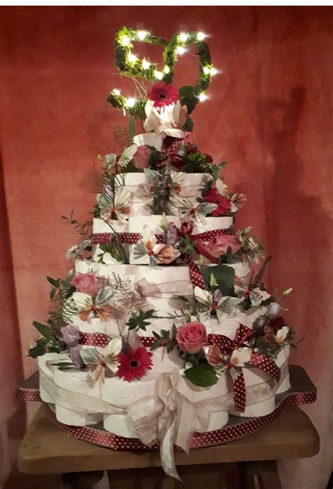 Goldene hochzeit tortenfigur 50 jahre brautpaar hochzeitspaar figur tortendeko. Klopapiertorte mit Blumen und Geldscheinen ...