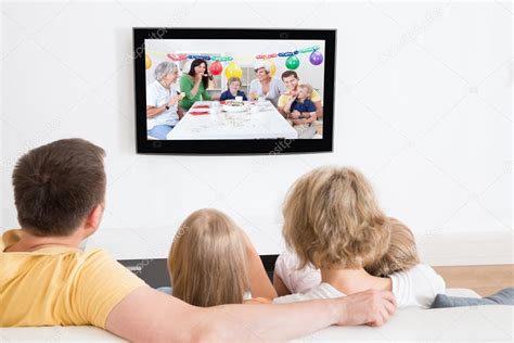 Joven familia viendo televisión juntos fotografía de stock AndreyPopov Depositphotos