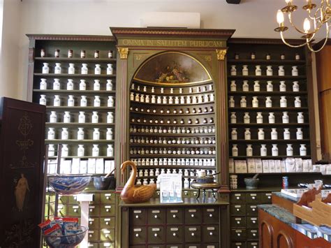 Er bereist sein inneres, macht eine selbstentdeckungsreise. Inneres der Apotheke in Husum Foto & Bild | wie dazumal ...