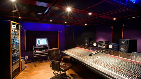 Reasons To Choose A Professional Music Recording Studio For Your