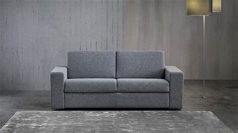 Struttura in alluminio laccato, rivestito in fibra shintotex intrecciata flat oval 6 millimetri. Divano letto 2 posti con materasso piazza e mezza largo 120 cm