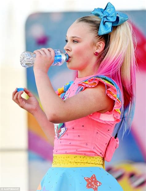 Dance Moms Jojo Siwa Performs To Packed Crowd Daily Mail Online