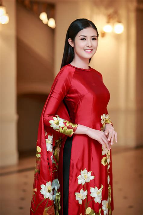 Như ý thấy chiếc áo dài đẹp quá (có đính tên như ý trên áo) nên lấy mặc thử. Áo dài đẹp | 5giay