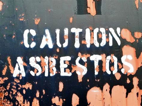 Aufgrund dieser tatsache wurde der einsatz von asbest in deutschland besonders relevant für heimwerker ist, dass asbest im hausbau in vielen bereichen eingesetzt wurde. Asbest im Haus? - Sicher Modernisieren und Renov ...