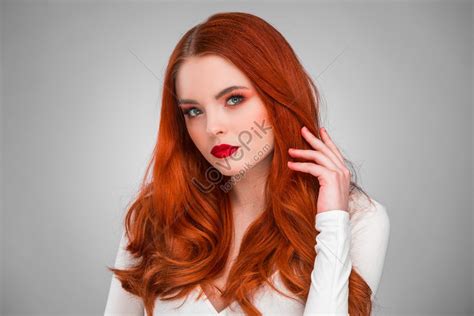 뷰티 스튜디오 초상화에 물결 모양의 머리를 가진 화려한 빨간 머리 소녀 사진 무료 다운로드 Lovepik