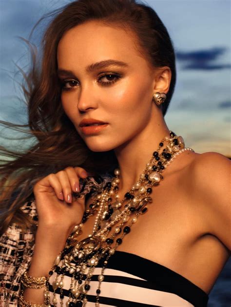 Lily Rose Depp Asi šokovala Slávnych Rodičov Našla Si Frajerku Vášnivé Foto