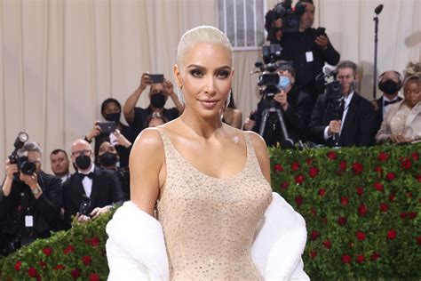 Kim Kardashian Ficha A Rosalía Como Modelo De Lencería