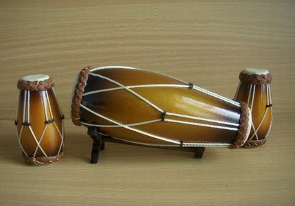 Alat musik tradisional dari palembang ini dibuat dari bahan kulit binatang dan kayu nangka sebagai badan dari alat musik. Alat Musik Tradisional Gendang ( Kendang ) ~ Sniperoze