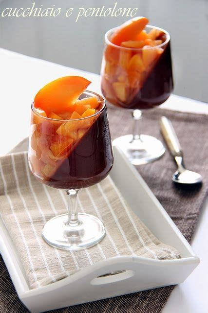 Pesche al cioccolato e amaretti. mousse al cioccolato e amaretti con pesche caramellate ...