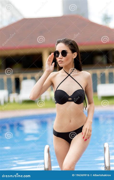 Geweldig Sexy Meisje Die Haar Vriendje Belt Om In Het Zwembad Te Zwemmen Stock Foto Image Of