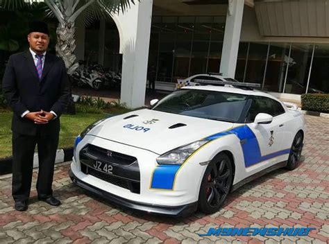 Air tangan dymm sultan johor: Sultan Ibrahim Hadiahkan Nissan GT-R Kepada Polis Johor ...