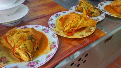 Kari kepala ikan yang pekat berempah, pedas, masam, semua cukup rasa. Restoran Ayam Kampung Tugu View Cafe, Kuala Lumpur